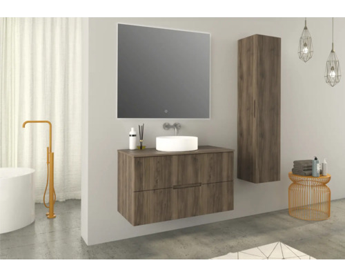 Modernes Badezimmer mit Waschtisch, Spiegel, Hochschrank und freistehender Badewanne