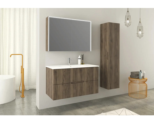 Modernes Badezimmer mit Waschbeckenunterschrank, Spiegelschrank mit Beleuchtung und Hochschrank in Holzoptik