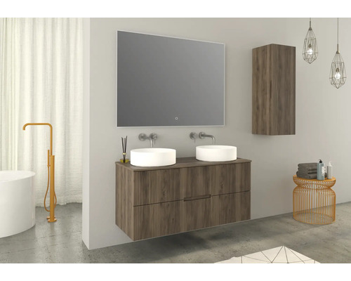 Modernes Badezimmer mit Doppelwaschtisch, Spiegelschrank und offenem Regal