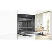 Einbau-Backofen mit geöffneter Tür in einer Küche