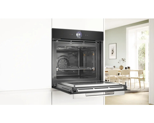Einbau-Backofen mit geöffneter Tür in einer Küche
