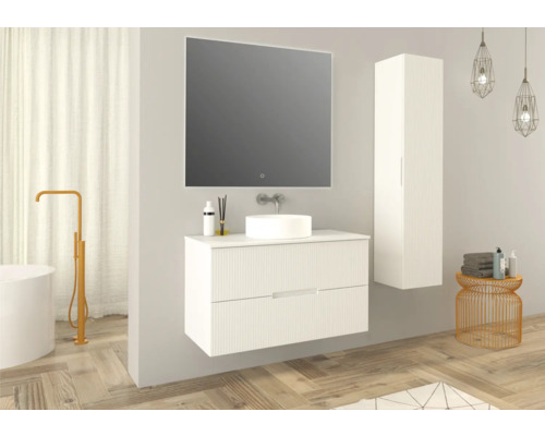 Salle de bains moderne avec meuble sous-lavabo, miroir, armoire haute et décoration