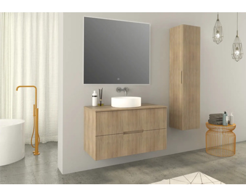 Salle de bain avec meuble sous-vasque, miroir, armoire haute et baignoire