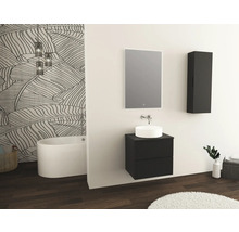 Badezimmer mit freistehender Badewanne, Waschtisch, Spiegel und Hängeschrank