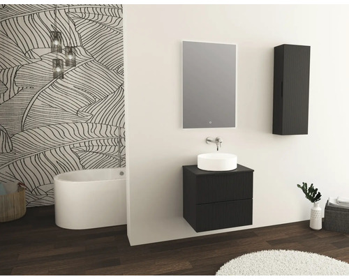 Badezimmer mit freistehender Badewanne, Waschtisch, Spiegel und Hängeschrank