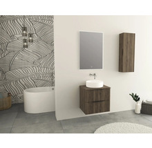 Modernes Badezimmer mit Waschtisch, Spiegel, Spiegelschrank und Badewanne