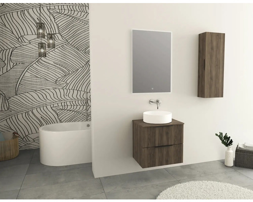 Salle de bains moderne avec meuble-lavabo, miroir, armoire de toilette et baignoire