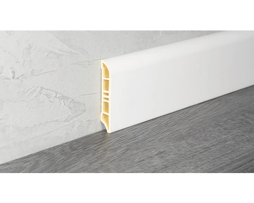 Sockelleiste aus Kunststoff an Wand und Boden