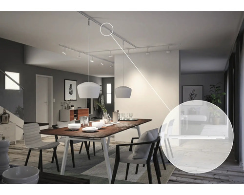 Wohnraum mit Esstisch und Deckenleuchten an Stromschienen