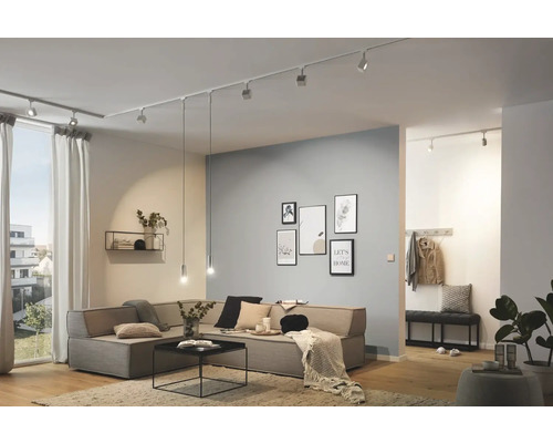 Salon avec spots de plafond et ameublement