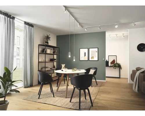 Salle à manger moderne avec table, chaises, bibliothèque et plafonnier flexible