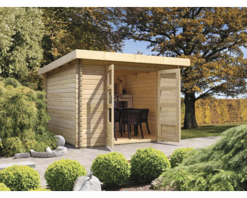 Abri de jardin en madriers Karibu Noorvik 3 297x237 cm naturel Abri de jardin en bois avec portes doubles ouvertes dans un jardin