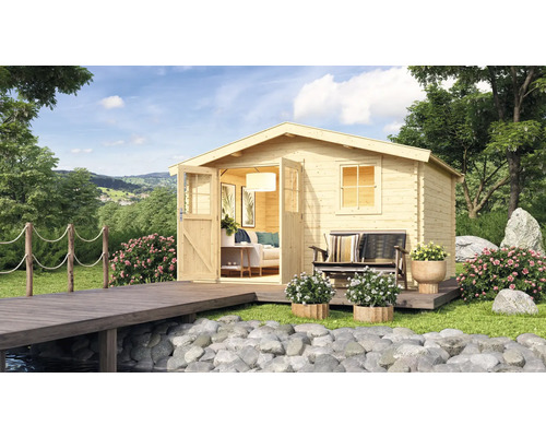 Abri de jardin en madriers Karibu Kasaan 5 avec plancher 407 x 320 cm naturel Abri de jardin en bois avec double porte et fenêtre dans un paysage de jardin.