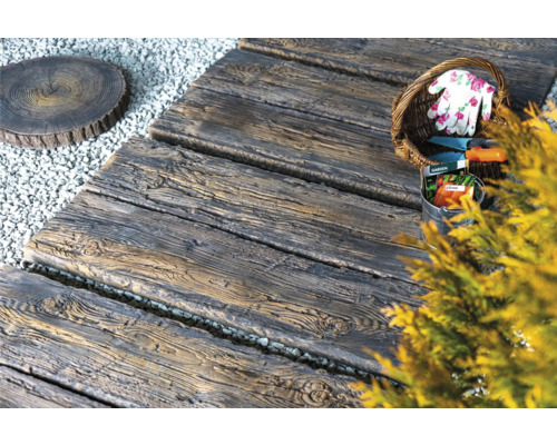 Gartenweg mit Holzplatten, Kies und Dekoration