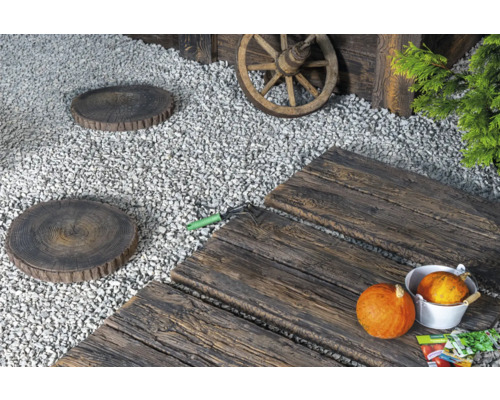 Szene mit Trittplatten aus Holz und runden Trittsteinen im Garten