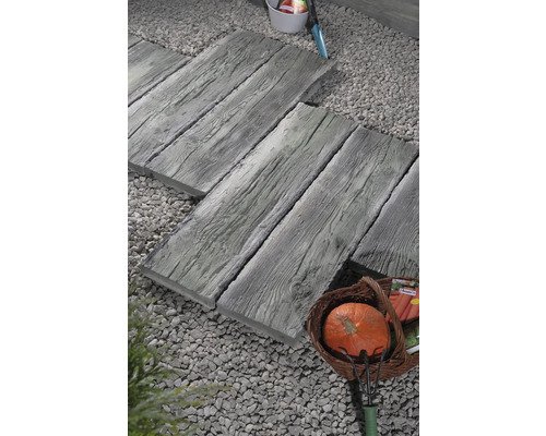 Gartenweg mit Gehwegplatten in Holzoptik, Kiesbeet und Kürbis im Korb