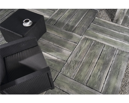 Terrasse mit Sitzgruppe und Gehwegplatten in Holzoptik.