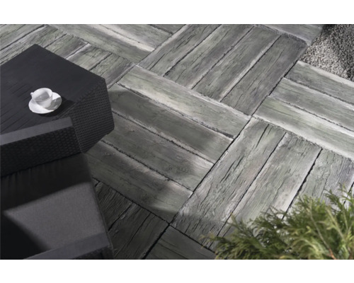 Terrasse mit Pflastersteinen in Holzoptik und Gartenmöbeln