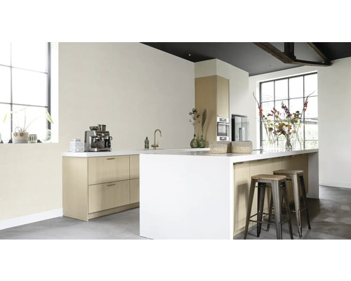 Cuisine claire avec îlot de cuisine, évier, robinet, étagères et tabourets de bar