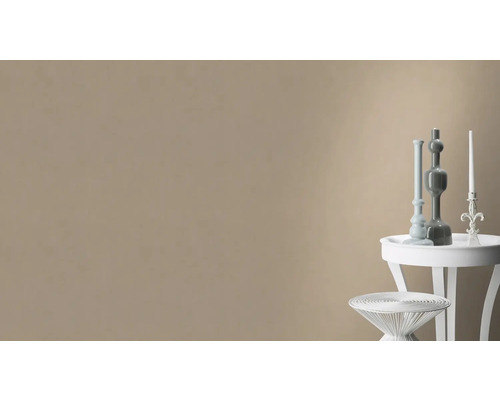 Wandgestaltung mit Dekorationsgegenständen auf Beistelltischen.