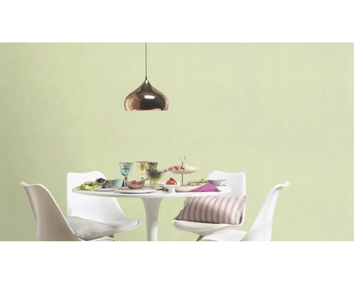 Table à manger avec nourriture et boissons sous une suspension.