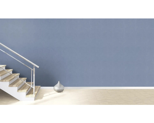 Heller Raum mit Treppe, silberner Vase und Wand