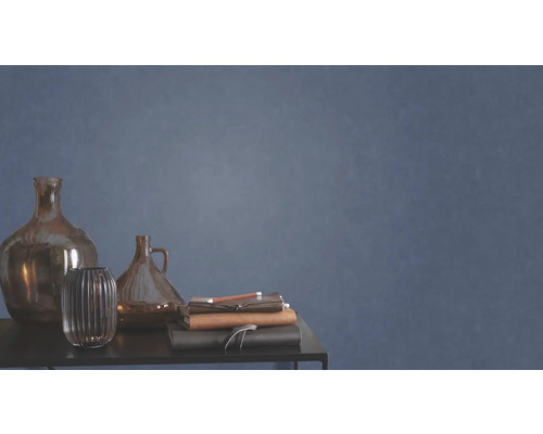 Dekorative Glasvasen und Notizbücher auf einem Tisch