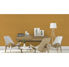 Salon avec fauteuil, lampadaire et commode