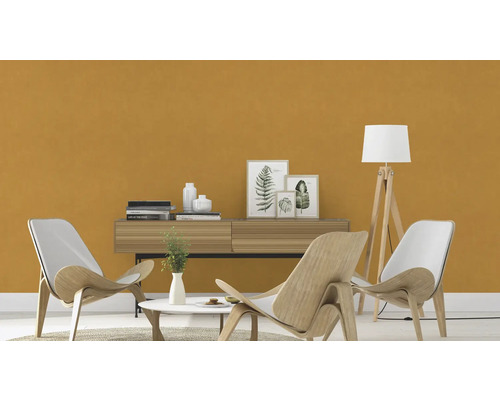 Wohnzimmer mit Sessel, Stehlampe und Kommode