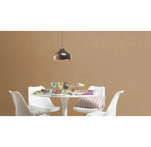 Table à manger avec chaises, vaisselle et suspension