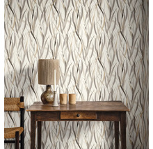 Scène avec papier peint à motifs floraux, table et lampe