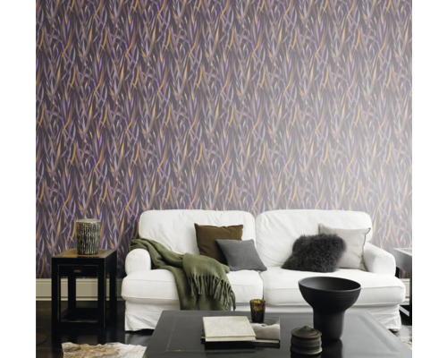 Wohnzimmer mit gemusterter Tapete, Sofa und Tisch