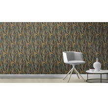 Vue d''une pièce avec du papier peint à motifs et une chaise