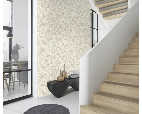 Pièce lumineuse avec papier peint à motifs floraux, escalier et banc