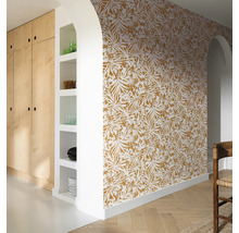 Zimmeransicht mit floral gemusterter Tapete, Einbauschrank und Regal