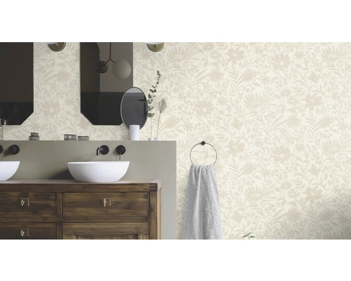 Badezimmer mit floral gemusterter Tapete, Waschtisch mit zwei Waschbecken und Spiegel.