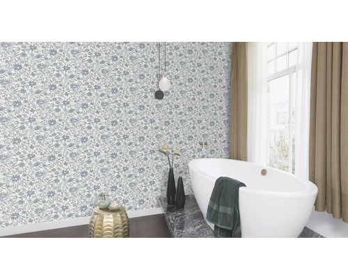 Badezimmer mit floral gemusterter Tapete, Badewanne und Fenster