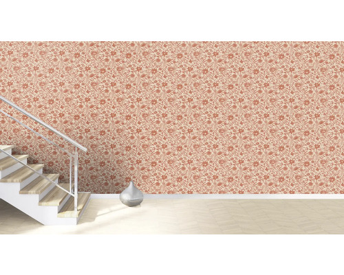 Wohnraum mit Treppe, Vase und floral gemusterter Tapete