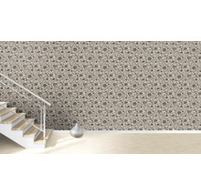 Raum mit floral gemusterter Tapete, Treppe und Dekoration