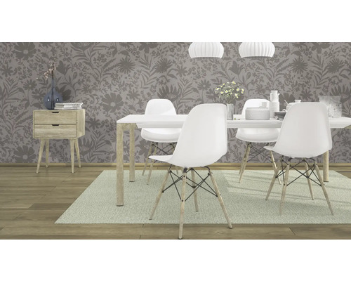 Esszimmer mit Esstisch, Stühlen, Kommode und floraler Tapete