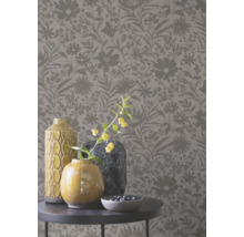 Intérieur avec papier peint à fleurs, vases et bol sur une table