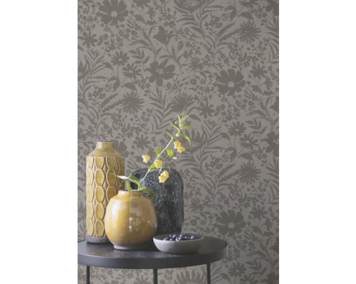Innenraum mit Blumentapete, Vasen und Schale auf einem Tisch