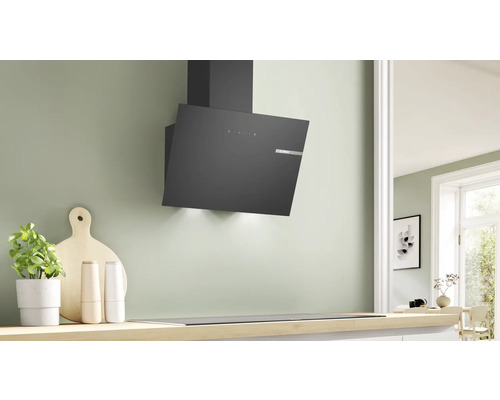 Hotte aspirante noire dans une cuisine moderne avec le logo Bosch.