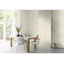 Salle à manger lumineuse avec papier peint à motifs, table en bois et chaises.