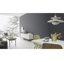 Espace de vie lumineux avec table à manger, buffet et grande fenêtre