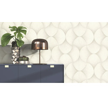 Papier peint décoratif avec motif circulaire derrière une commode avec lampe et plantes