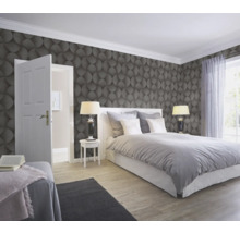 Chambre avec papier peint à motifs, lit et tables de chevet