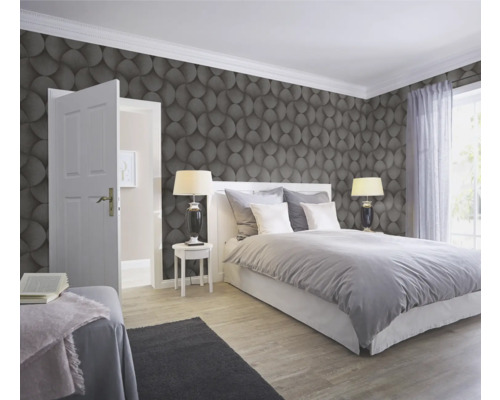 Schlafzimmer mit gemusterter Tapete, Bett und Nachttischen