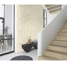 Intérieur moderne avec papier peint à motifs, escalier et banc