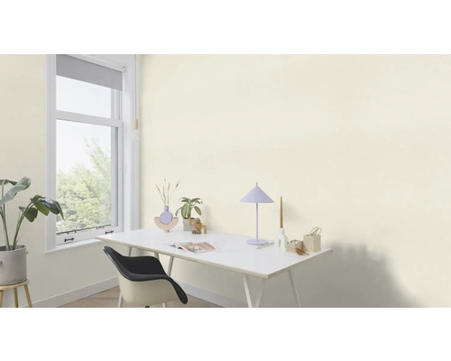 Pièce lumineuse avec bureau, chaise, fenêtre et décorations.